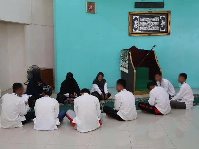 LPKA Kelas II Ambon bersama Kemenag Kota Ambon menggelar pelatihan Qiraah tartil dan merdu bagi anak binaan Muslim di Masjid Baitul Rahman, Senin (29/9). (Dok: Humas LPKA Ambon)