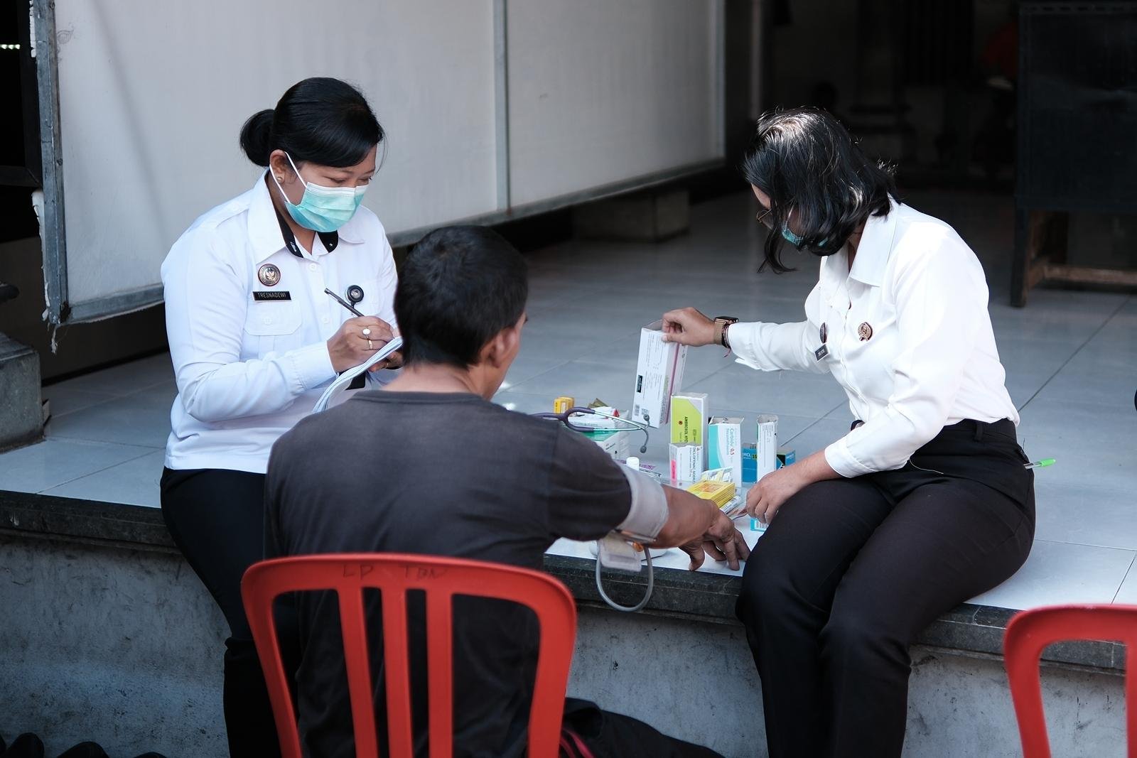 Tim Medis Lapas Kelas IIB Tabanan lakukan pemeriksaan kesehatan rutin di blok hunian sebagai bentuk pelayanan optimal bagi Warga Binaan. (Dok: Humas Lapas Tabanan)