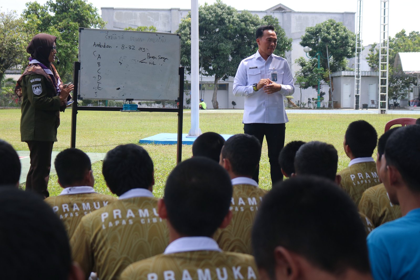 Lapas Kelas IIA Cibinong menggelar latihan rutin kepramukaan yang di gelar secara terjadwal di lapangan dalam Lapas, Rabu (3/9). (Dok: Humas Lapas Cibinong)