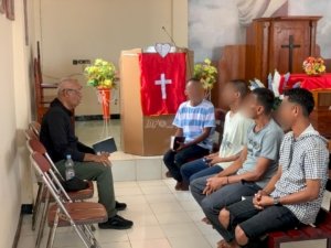 Lapas Kelas III Saumlaki tingkatkan pembinaan Warga Binaan lewat program kerohanian Kristen bersama Komunitas Api Menyala. (Dok: Humas Lapas Saumlaki)