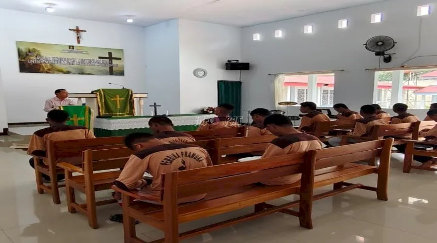 LPKA Kelas II Ambon bersama Kemenag Kota Ambon gelar pembinaan rohani Kristen bagi Anak Binaan di Gereja Taman Doa, Sabtu (30/8). (Dok: Humas LPKA Ambon)