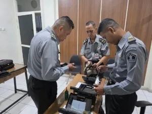 Lapas Kelas IIA Ambon rutin lakukan perawatan senjata api untuk tingkatkan kewaspadaan dan kesiapsiagaan petugas terhadap potensi gangguan Kamtib. (Dok: Humas Lapas Ambon)