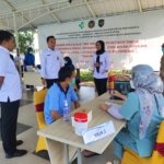 Kalapas Kelas IIA Cibinong, Wisnu Hani Putranto, memantau langsung pelaksanaan kegiatan rontgen dada (chest x-ray) massal dalam rangka deteksi dini penyakit Tuberkulosis (TBC) bagi warga binaan, Rabu (3/9). (Dok: Humas Lapas Cibinong)