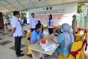 Kalapas Kelas IIA Cibinong, Wisnu Hani Putranto, memantau langsung pelaksanaan kegiatan rontgen dada (chest x-ray) massal dalam rangka deteksi dini penyakit Tuberkulosis (TBC) bagi warga binaan, Rabu (3/9). (Dok: Humas Lapas Cibinong)