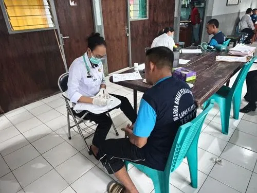 Lapas Kelas IIA Ternate menerima sebanyak 20 narapidana yang di pindahkan dari Rumah Tahanan (Rutan) Kelas IIB Ternate, Rabu (24/9). (Dok: Humas Lapas Ternate)