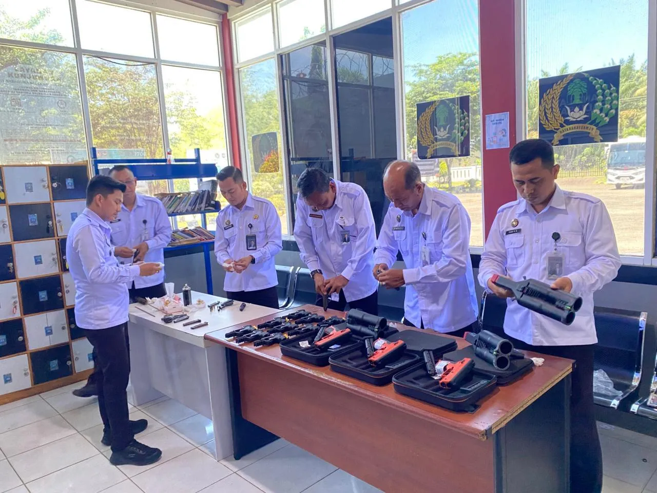 Lapas Narkotika Kelas IIA Karang Intan melaksanakan pemeriksaan dan perawatan senjata api secara rutin sebagai upaya menjaga kesiapan serta keamanan lingkungan lapas, Senin (22/9). (Dok: Humas Lapas Karang Intan)