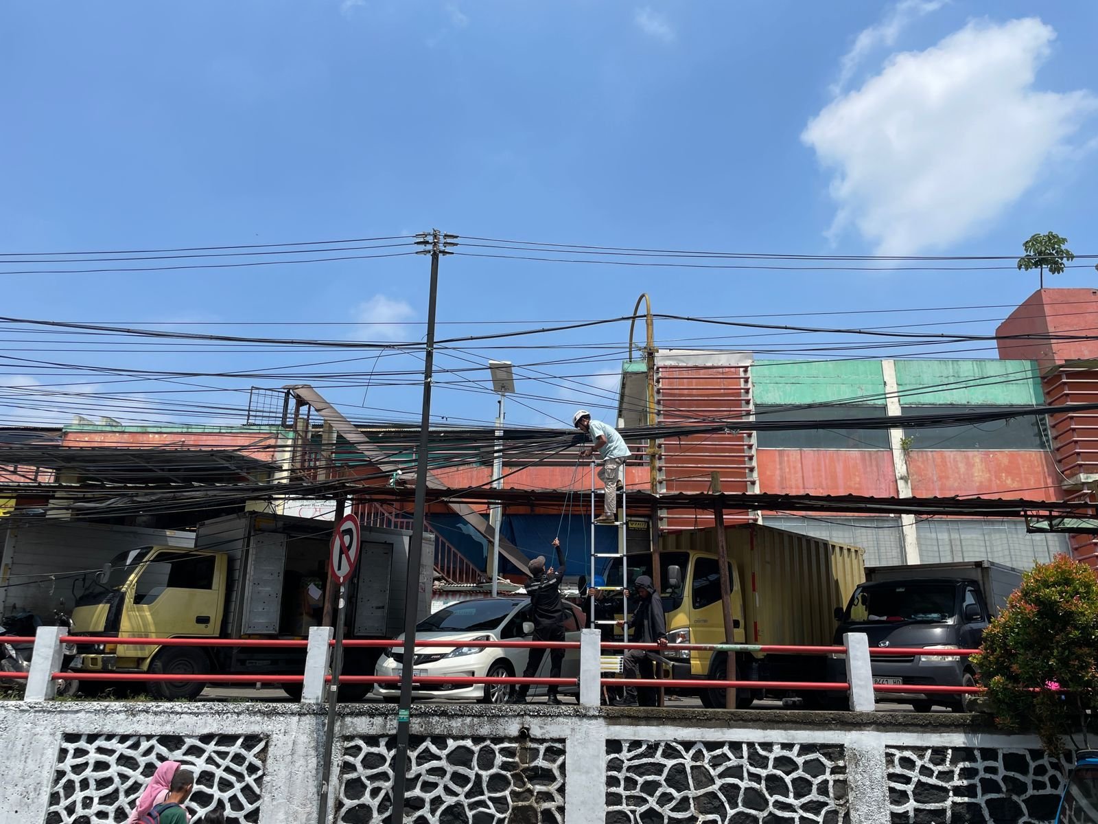 Pemkab Bogor Tertibkan Kabel Udara Demi Kota Rapi dan Aman