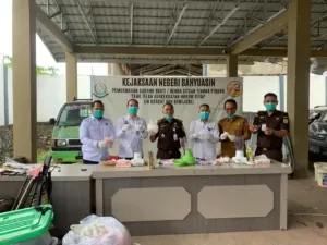 Kepala Lapas Kelas IIA Banyuasin, Tetra Destorie, hadiri pemusnahan barang bukti narkotika dan benda sitaan di Kejaksaan Negeri Banyuasin. (Dok: Humas Lapas Banyuasin)