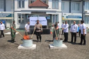 Lapas Pemuda Kelas IIA Madiun musnahkan barang bukti hasil razia rutin blok hunian, dengan dukungan TNI, Polri, dan stak eholder terkait. (Dok: Humas Lapas Pemuda Madiun)