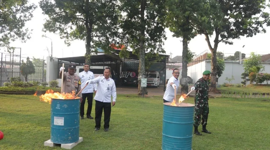 Kanwil Ditjenpas Jateng gelar pemusnahan barang hasil razia di Lapas Kelas I Semarang untuk menjaga keamanan dan ketertiban. (Dok: Humas Lapas Semarang)