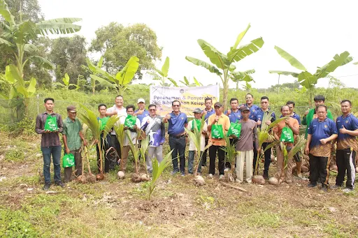 Lapas Kelas I Palembang tanam bibit kelapa di area luar Lapas, Jl. Taqwa Mata Merah, Sabtu (6/9/2025), sebagai bagian dari gerakan peduli lingkungan. (Dok: Humas Lapas Palembang)