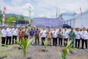 Lapas dan Bapas Palopo bersama Dinas Lingkungan Hidup gelar penanaman pohon kelapa serentak untuk dukung ketahanan pangan di lahan pertanian Lapas Palopo. (Dok: Humas Lapas Palopo)