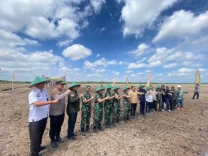 Lapas Kelas IIA Banyuasin ikut serta dalam penanaman padi gogo di Desa Pematang Palas, Banyuasin I, Kamis (18/09/2025). (Dok: Humas Lapas Banyuasin)