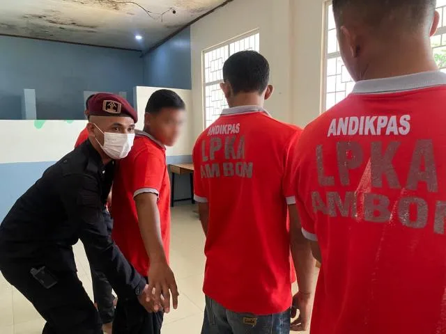 LPKA Ambon laksanakan penggeledahan rutin untuk jaga keamanan dan toleransi, dipimpin Wasgakin Safah dengan arahan kepada petugas dan anak binaan. (Dok: Humas LPKA Ambon)