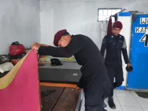 Razia hunian Lapas Saparua cegah barang terlarang dan perkuat keamanan internal, Blok I & II jadi fokus, Selasa (23/09). (Dok: Humas Lapas Saparua)