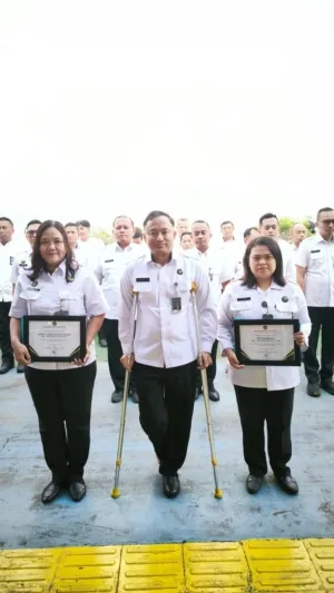 Lapas Cipinang beri penghargaan dua pegawai sukses gagalkan penyelundupan HP, tunjukkan komitmen integritas dan keamanan. (Dok: Humas Lapas Cipinang)