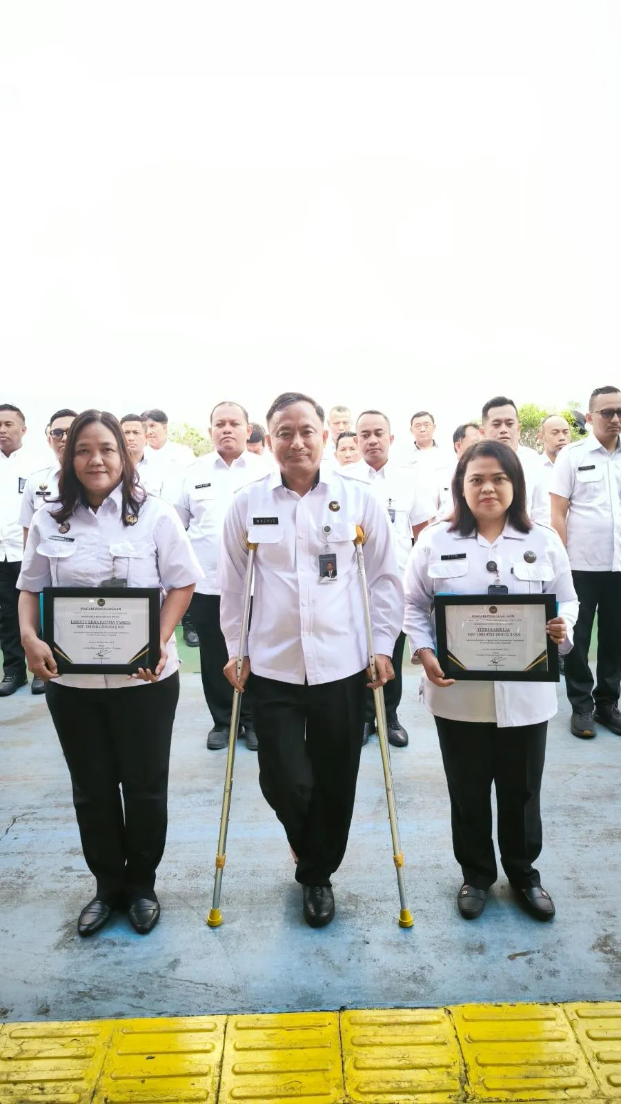 Lapas Cipinang beri penghargaan dua pegawai sukses gagalkan penyelundupan HP, tunjukkan komitmen integritas dan keamanan. (Dok: Humas Lapas Cipinang)