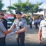 Kalapas Tondano Akhmad Sobirin Soleh serahkan piagam penghargaan kepada tiga pegawai teladan saat apel pagi, Senin (08/09/2025). (Dok: Lapas Tondano)