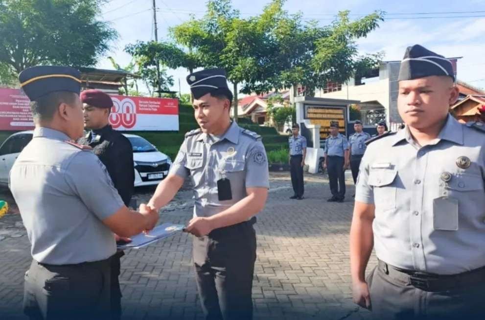 Kalapas Tondano Akhmad Sobirin Soleh serahkan piagam penghargaan kepada tiga pegawai teladan saat apel pagi, Senin (08/09/2025). (Dok: Lapas Tondano)