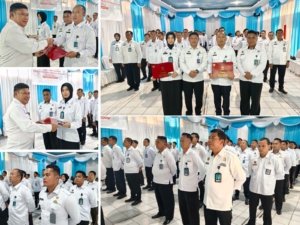 Pada 15/09, Kalapas Banjarmasin berikan Satyalancana Karya Satya kepada dua petugas terbaik usai apel virtual Kemenkumham. (Dok: Humas Lapas Banjarmasin)
