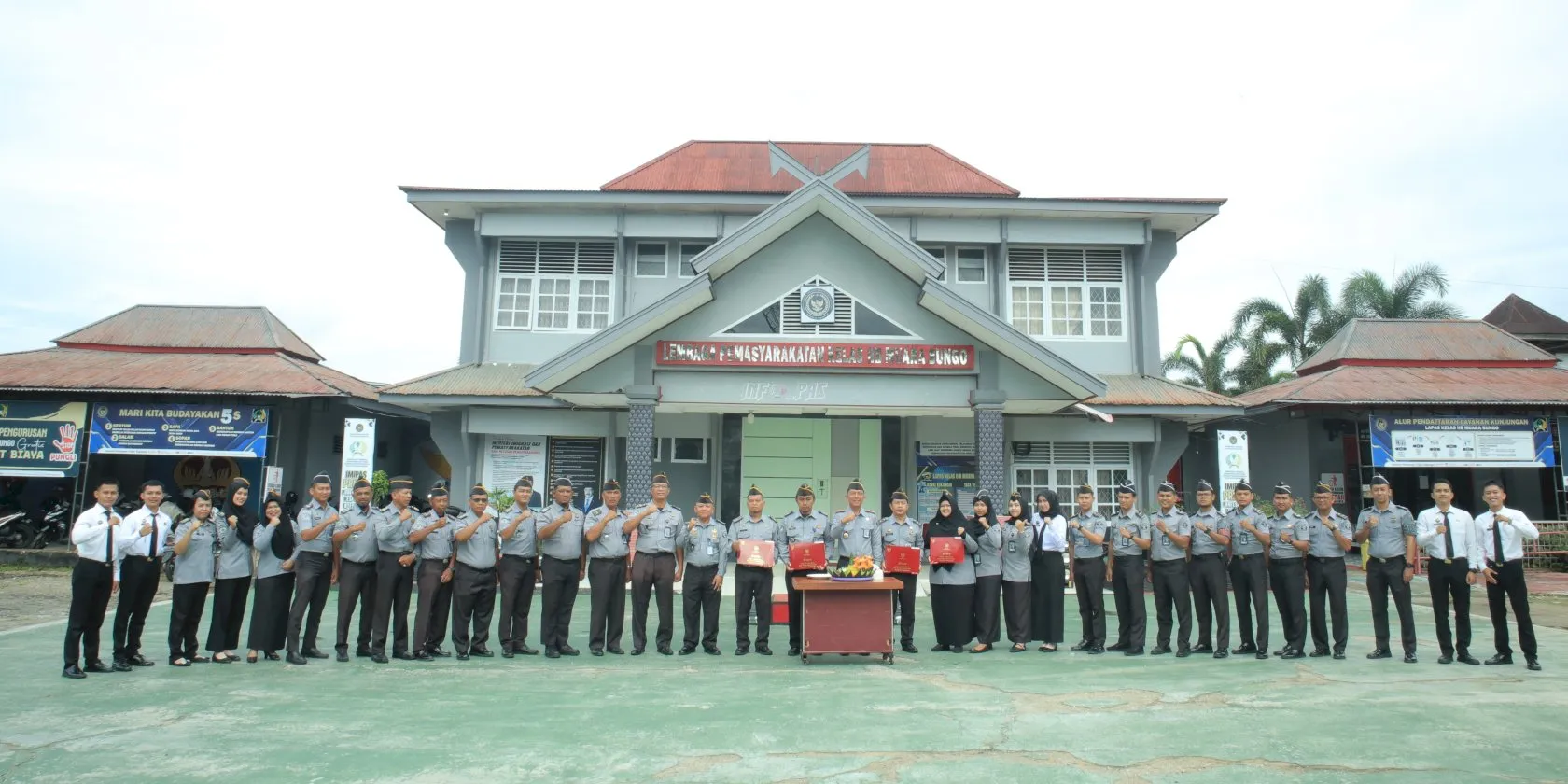Sejumlah petugas Lapas Kelas IIB Muara Bungo terima penghargaan Satyalancana Karya Satya 10, 20, dan 30 tahun atas pengabdian mereka. (Dok: Humas Lapas Muara Bungo)