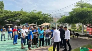Lapas Kelas IIA Palu menyalurkan bantuan berupa perlengkapan mandi, sarung, dan susu formula kepada warga binaan lanjut usia. (Dok: Humas Lapas Palu)