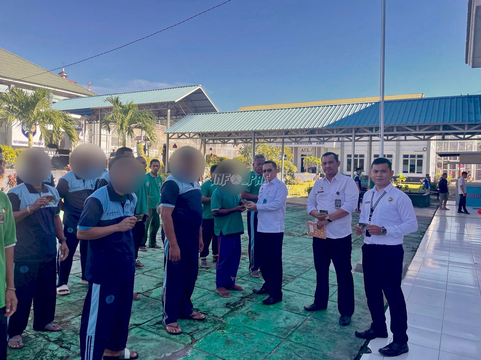 Puluhan Warga Binaan Lapas Luwuk terima premi atas partisipasi dalam program pembinaan kemandirian, Kamis (11/9). (Dok: Web Ditjenpas)