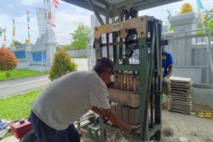 Lapas Kelas IIA Ambon latih WBP memproduksi batako sebagai upaya meningkatkan kemandirian warga binaan. (Dok: Humas Lapas Ambon)