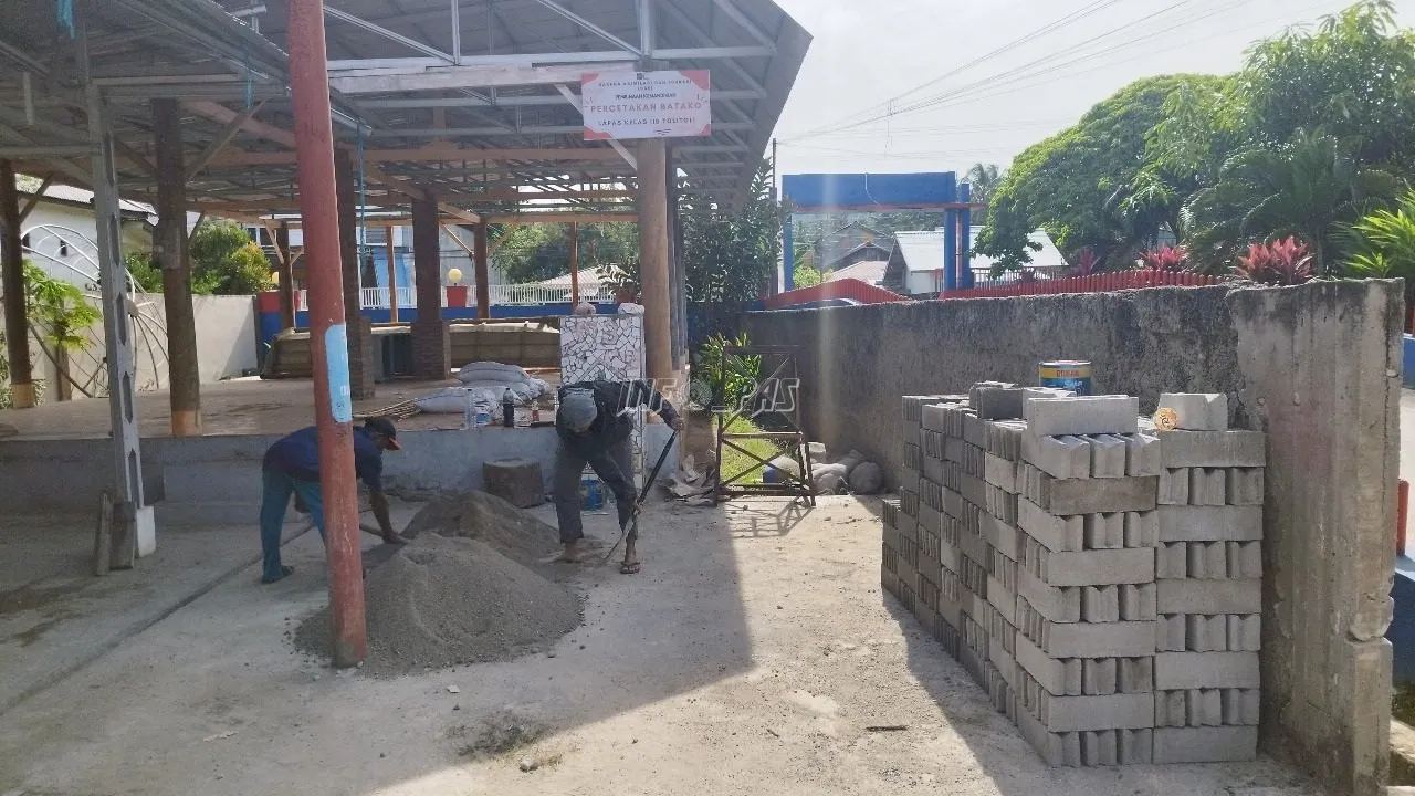 Lapas Kelas IIB Tolitoli perkuat pembinaan kemandirian lewat produksi batako oleh Warga Binaan secara konsisten. (Dok: Humas Lapas Tolitoli)