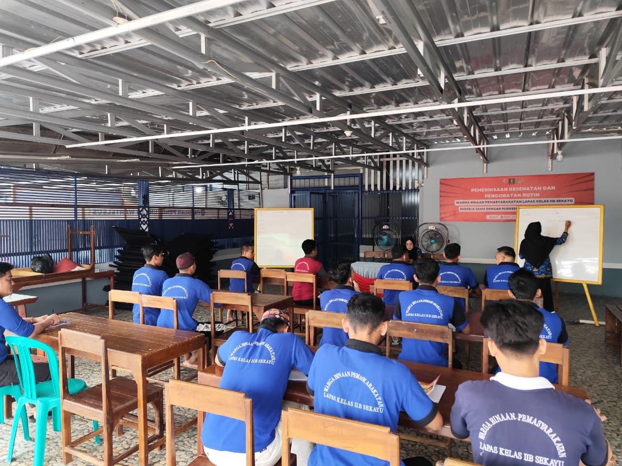Sebanyak 33 warga binaan Lapas Sekayu mengikuti program Kejar Paket A, B, dan C untuk menempuh pendidikan setara SD, SMP, dan SMA. (Dok: Humas Lapas Sekayu)