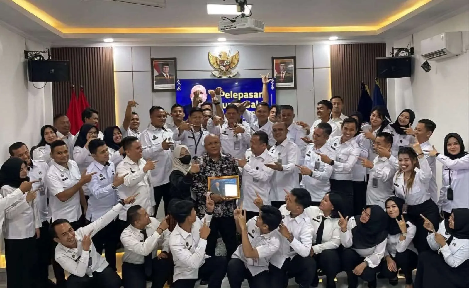 Lapas Kelas IIA Batam gelar pelepasan purna bakti untuk Kasubsi Registrasi, Suhardi, yang telah mengabdi selama 32 tahun, Senin (1/9/2025). (Dok: Humas Lapas Batam)