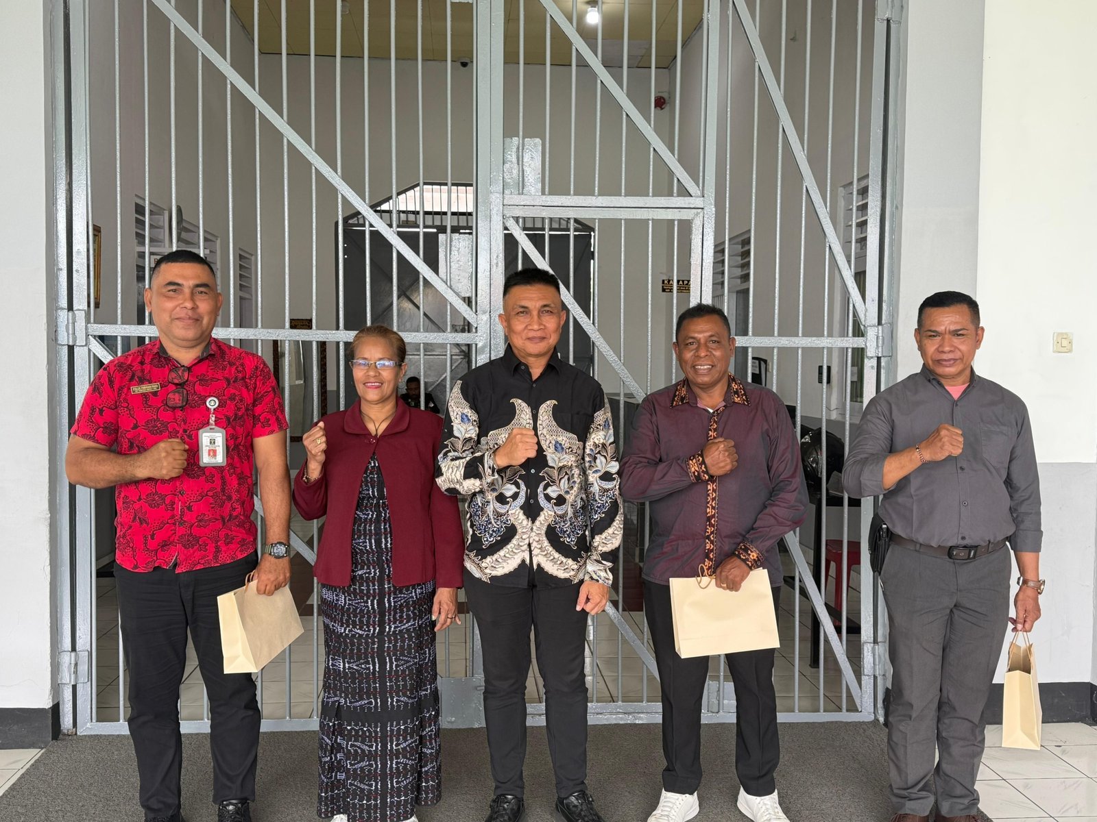 Lapas Kelas IIB Ende gelar acara perpisahan haru untuk tiga pegawai purna bhakti: Ahmad Nus Bato, Williams Agustus Rihi, dan Justus Imanuel Joni Seo. (Dok: Humas Lapas Ende)