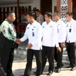 Lapas Kelas I Madiun gelar penyerahan SK dan pelepasan purna tugas pegawai Saderi yang mengabdi 36 tahun, Senin (1/9), dipimpin Kalapas Andi Wijaya Rivai. (Dok: Humas Lapas Madiun)