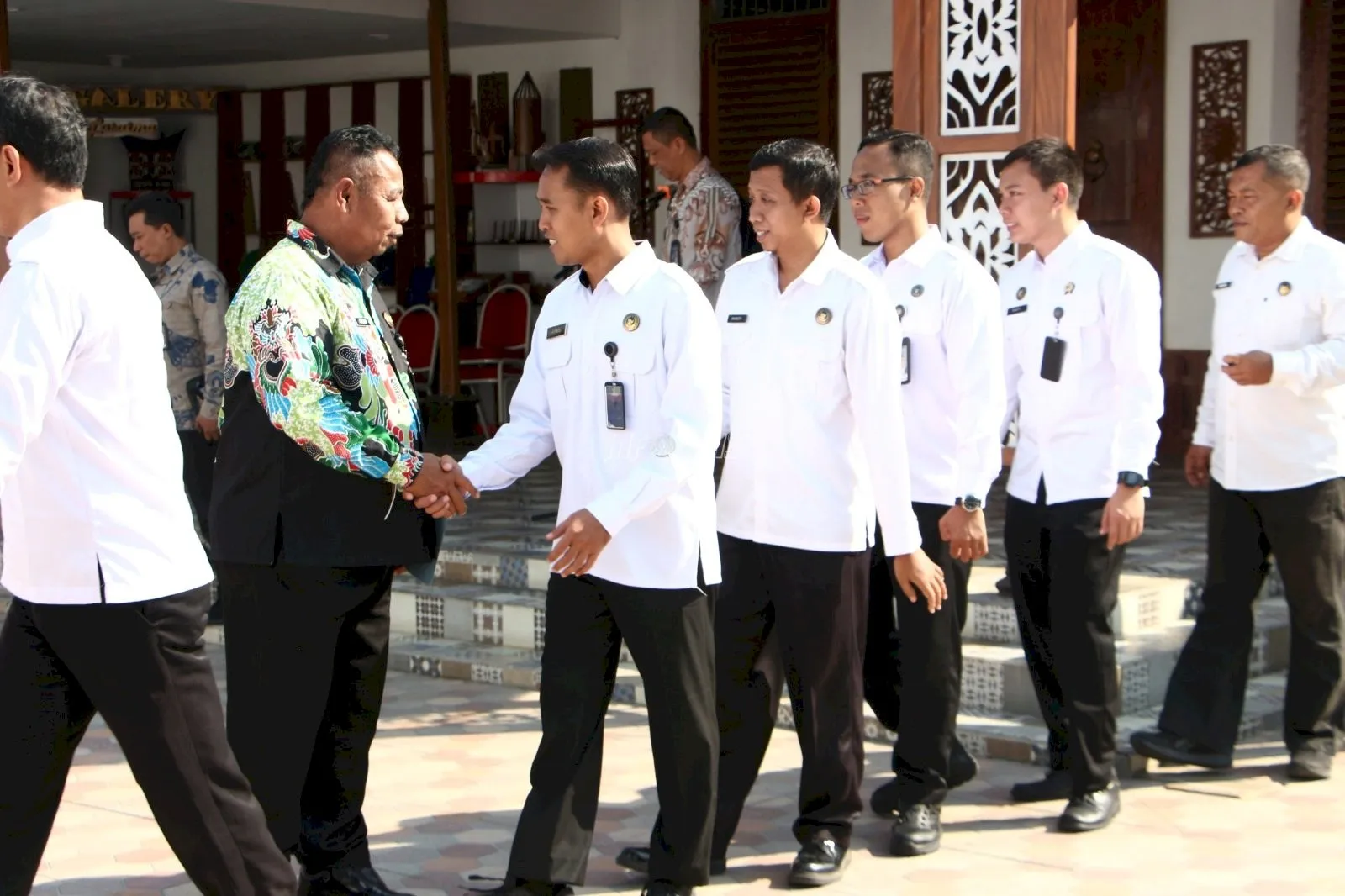 Lapas Kelas I Madiun gelar penyerahan SK dan pelepasan purna tugas pegawai Saderi yang mengabdi 36 tahun, Senin (1/9), dipimpin Kalapas Andi Wijaya Rivai. (Dok: Humas Lapas Madiun)