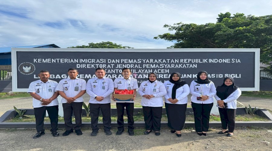 Lapas Perempuan Sigli gelar 'Rabu Berkah' dengan membagikan puluhan paket makanan kepada masyarakat yang melintas, Rabu (3/9). (Dok: Web Ditjenpas)