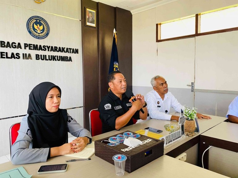 Lapas Kelas IIA Bulukumba gelar rapat evaluasi kehumasan dipimpin Kalapas Akbar Amnur dan diikuti seluruh tim humas. (Dok: Humas Lapas Bulukumba)