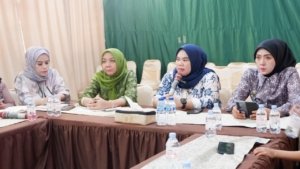 Lapas Perempuan Palembang gelar rapat rutin bulanan, Jumat (19/09), guna monitoring dan evaluasi kinerja seluruh seksi. (Dok: Humas Lapas Perempuan Palembang)