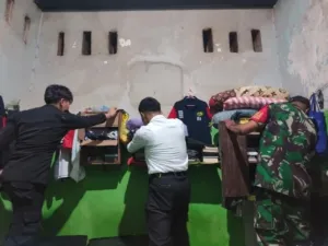 Lapas Kelas III Wahai bersama Koramil 1502-05 laksanakan razia gabungan ke blok hunian dan Wartelsuspas untuk mencegah peredaran narkoba, barang terlarang, dan komunikasi ilegal. (Dok: Humas Lapas Wahai)