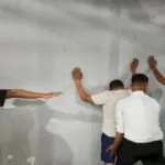 Lapas Kelas III Namlea pastikan kondisi keamanan dan ketertiban (kamtib) stabil lewat razia di blok-blok hunian Warga Binaan, Minggu (31/8). (Dok: Humas Lapas Namlea)