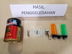 Lapas Piru gelar razia kamar hunian untuk wujudkan lingkungan aman dan bebas barang terlarang, dipimpin langsung Kasi Kamtib. (Dok: Web Ditjenpas)