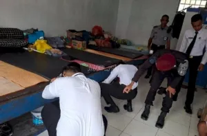 Awal September, Lapas Kelas III Saparua gelar razia kamar hunian Warga Binaan, Senin (1/9), dipimpin Kasubsi Kamtib Donny D. Lekatompessy bersama tim pengamanan dan CASN. (Humas Lapas Saparua)
