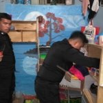 Lapas Kelas III Saumlaki gelar razia dan penggeledahan kamar hunian warga binaan, Sabtu (06/09), untuk menjaga keamanan dan ketertiban. (Dok: Humas Lapas Saumlaki)