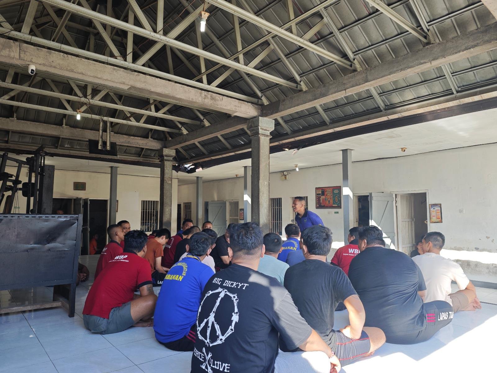 Lapas Kelas IIB Tabanan gelar razia dan sosialisasi di blok hunian WBP untuk jaga kamtib serta dengarkan aspirasi Warga Binaan. (Dok: Humas Lapas Tabanan)