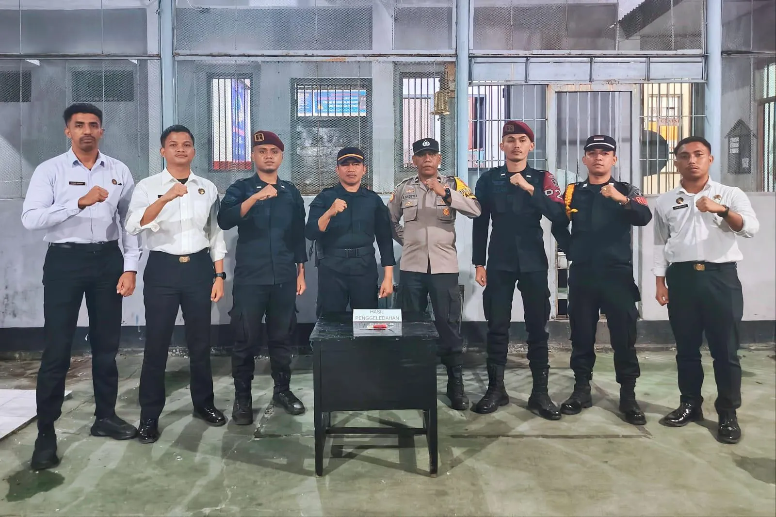Lapas Wahai dan Polsek Wahai sinergi dalam One Week One Raid untuk pastikan lingkungan bebas narkoba dan barang terlarang, Senin (22/9). (Dok: Humas Lapas Wahai)