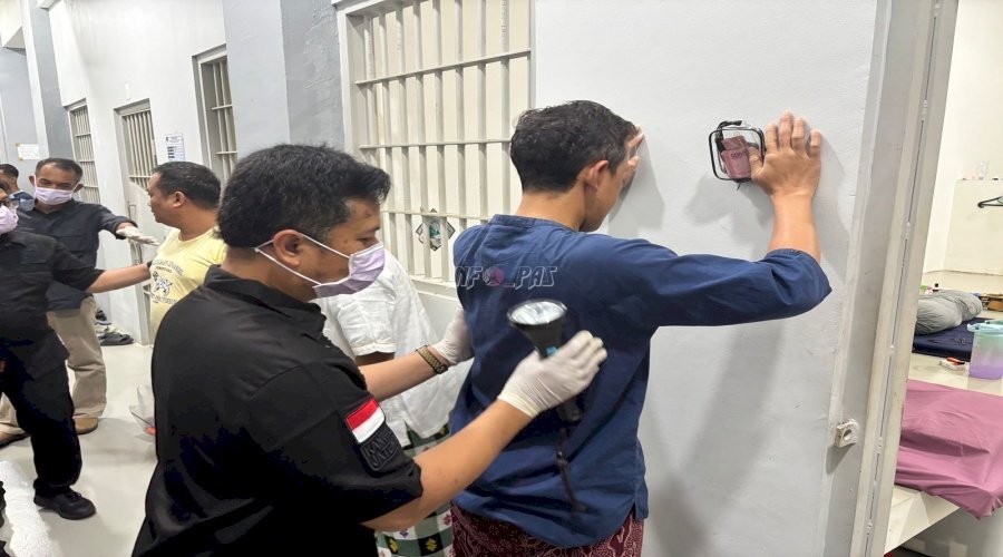 Satops Patnal Kanwil Ditjenpas Jateng gelar razia blok hunian di Rutan Kelas I Semarang, dipimpin Kabid Pengamanan Dedy Cahyadi, Rabu (3/9). (Dok: Web Ditjenpas)
