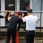 Lapas Saparua gelar penggeledahan rutin blok hunian untuk menjaga keamanan, dipimpin Kasubsi Kamtib dan diawasi Kalapas, Rabu (10/09). (Dok: Humas Lapas Saparua)