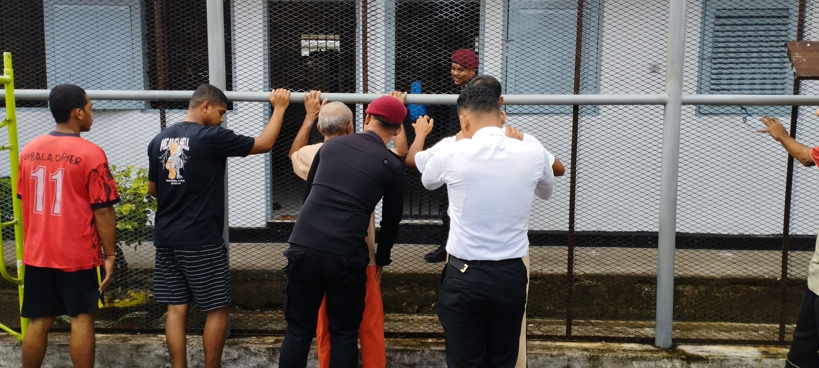 Lapas Saparua gelar penggeledahan rutin blok hunian untuk menjaga keamanan, dipimpin Kasubsi Kamtib dan diawasi Kalapas, Rabu (10/09). (Dok: Humas Lapas Saparua)