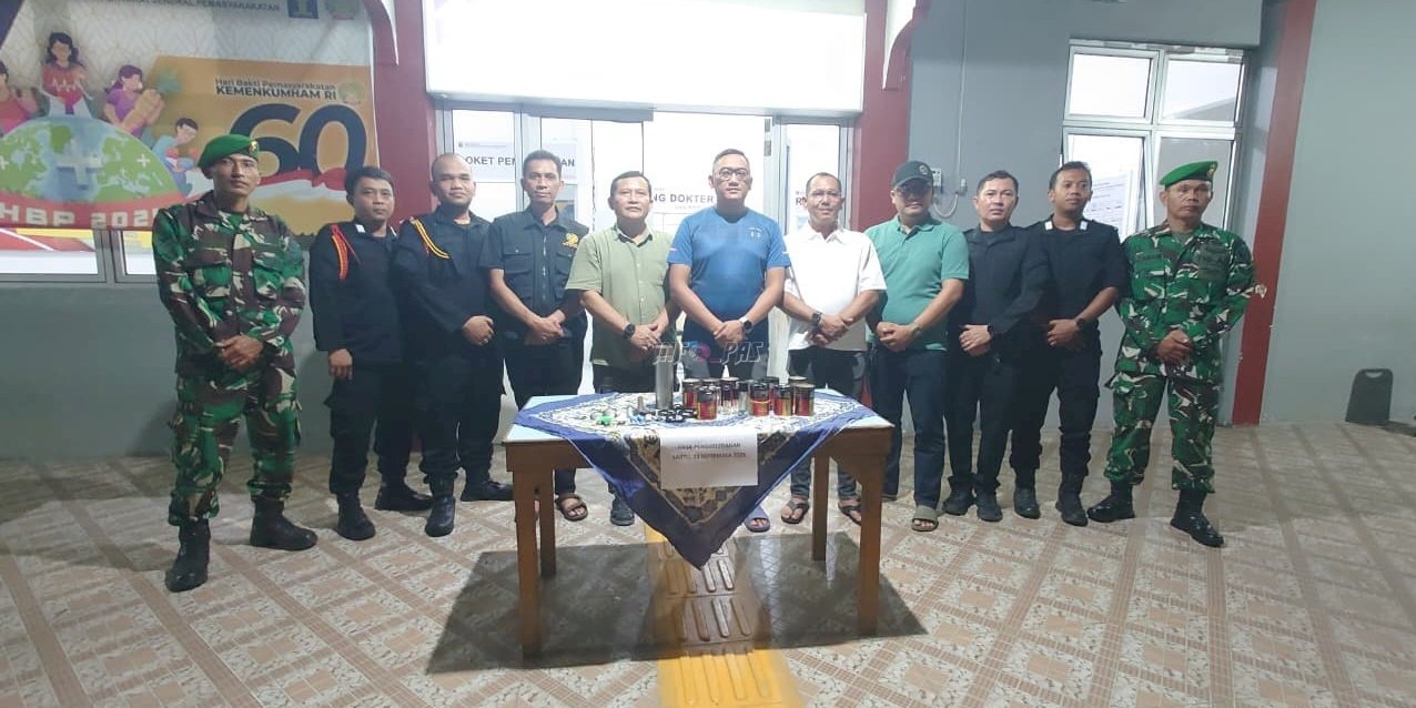 Kanwil Ditjenpas Babel dan Koramil Taman Sari geledah blok hunian dan tes urine di Lapas Narkotika Pangkalpinang, Sabtu (13/9). (Dok: Web Ditjenpas)