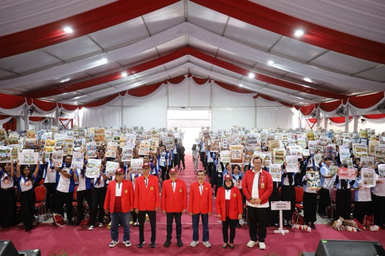 Mahasiswa baru Untag Surabaya pecahkan rekor MURI lewat komik bertema patriotisme berbasis AI dalam PKKMB 2025/2026. (Dok: Istimewa)