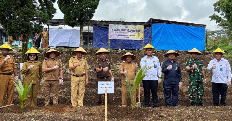 Rutan Ruteng Gelar Penanaman Bibit Kelapa Serentak